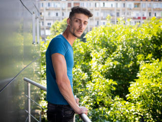 LandonBlake - Webcam live porno avec ce Homo à la chevelure châtain clair sur le service XLovegay.com 